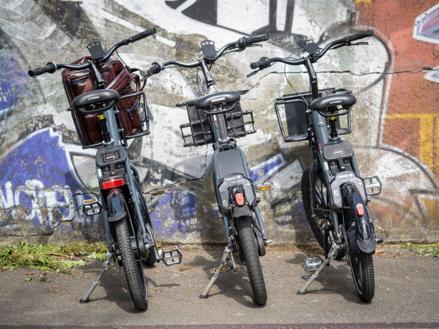 Die neuste Schliesstechnik funktioniert rein digital (Bike ganz links), ohne manuellen Bügel.