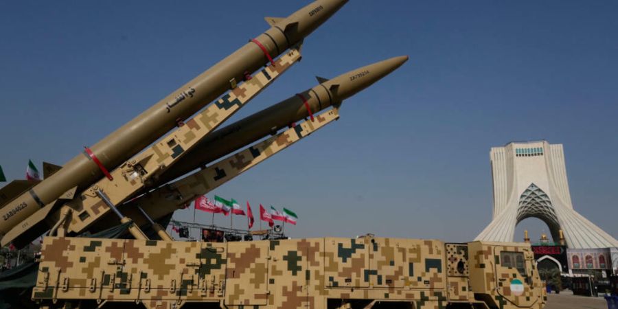 ARCHIV - Die im Iran hergestellten Raketen «Zolfaghar» (oben) und «Zolfaghar Bassir» werden von den Streitkräften in einer temporären Ausstellung vor dem Azadi-Turm (Freiheitsturm...