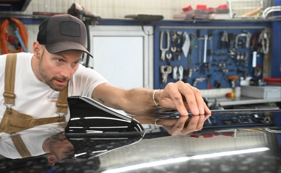 Mehr als 500 Fahrzeuge mit Hagelschaden hat Marc Rösch mit seinem KMU in diesem Jahr bereits repariert.