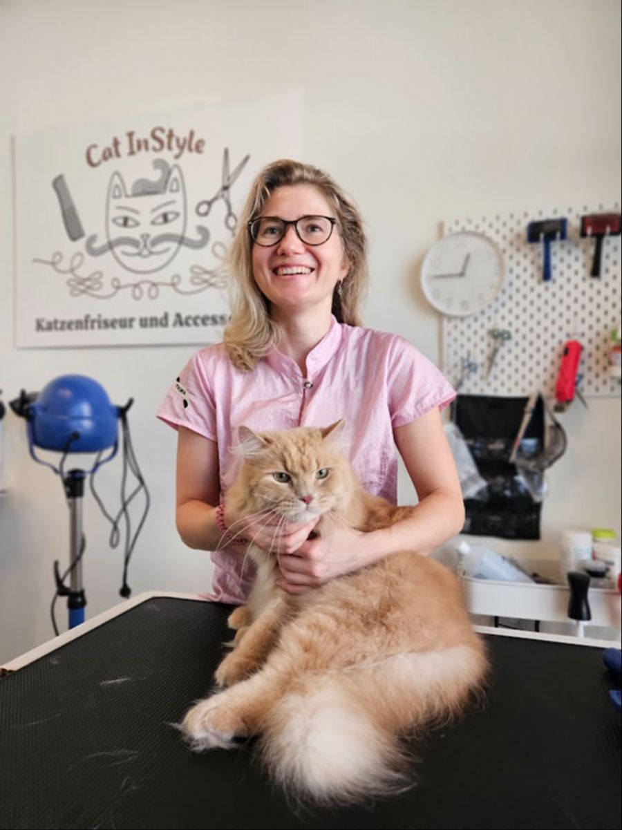 «Für mich ist es trotzdem ein Traumjob», meint sie mit einem Augenzwinkern. Abgebildet: Mariia Astrakhantceva mit ihrem Kater.