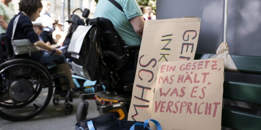 «Ein Gesetz, das hält, was es verspricht»: Aktion des Komitees der Inkusionsinitiative in Bern für weniger Hürden im Alltag von Menschen mit Behinderung. (Archivbild)
