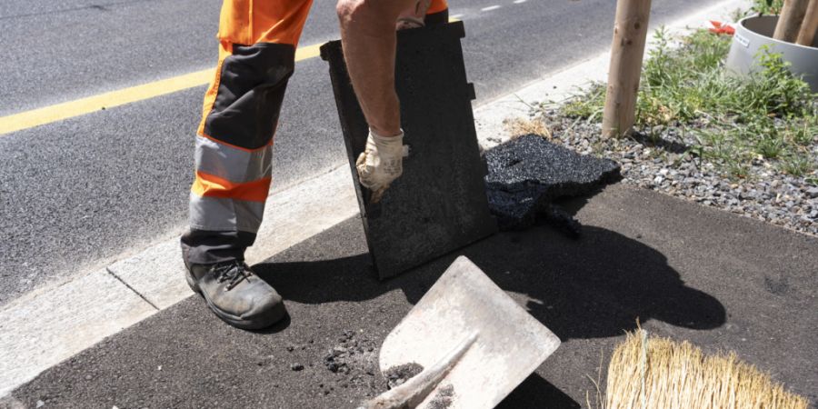 Die Stadt Bern ist bei der Sanierung von Strassen und Trottoirs im Rückstand. (Symbolbild)