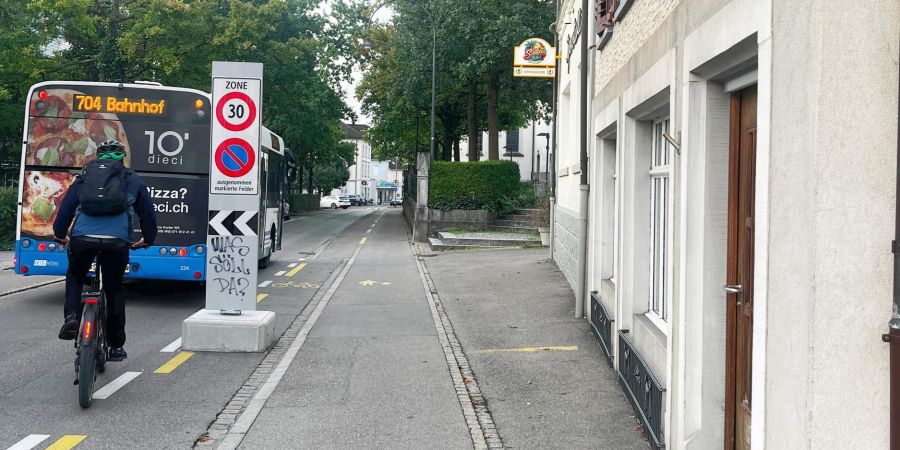 Auf dem Veloweg an der St.Peterstrasse wurde eine Fahrbahnverengung montiert. Die Markierungen für den Veloweg wurden mittlerweile entfernt.