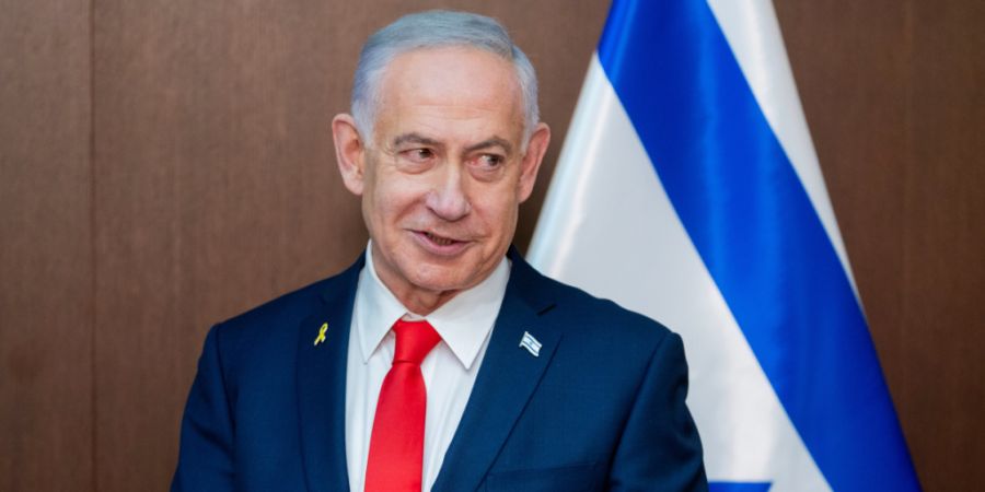 ARCHIV - Der israelische Ministerpräsident Benjamin Netanjahu spricht bei einem Besuch von US-Vizepräsident Vance in seinem Büro in Jerusalem. Foto: Nathan Howard/Pool The New York T...