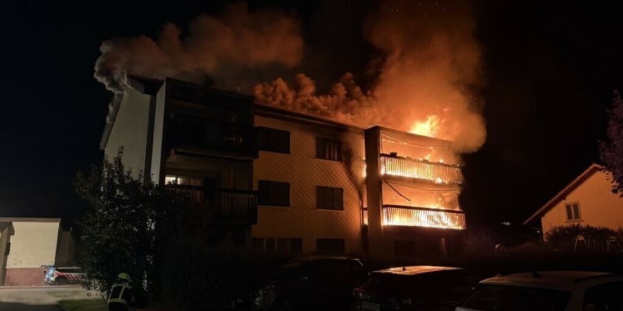 Die Flammen beim Feuer in Erlinsbach AG breiteten sich rasch auf das ganze Dach aus.