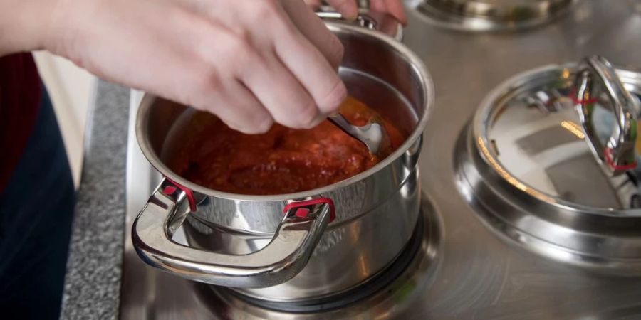 Der 83-Jährige kann laut eigener Aussage gut kochen und wünscht sich deshalb einen Herd in seiner Wohnung. (Symbolbild)