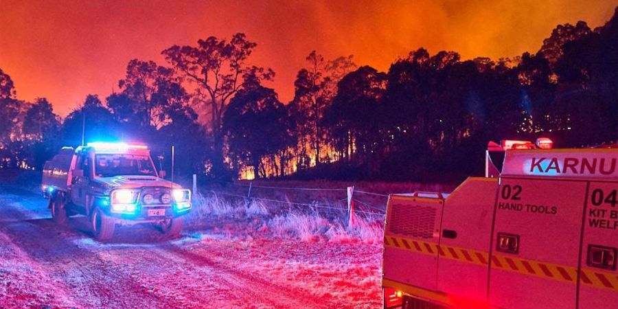 Ein Buschfeuer wütet seit Samstag zwischen den Orten Waroona und Pinjarra an der Westküste Australiens.