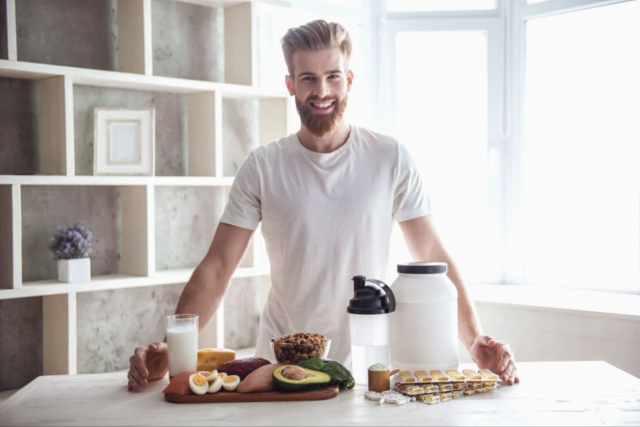 Schöner Mann mit gesundem Essen. Proteine