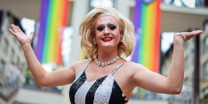 Eine Gefahr für die Gesellschaft? Wohl kaum. Hier Dragqueen Meryl Deep. Drag Queen Meryl Deep.