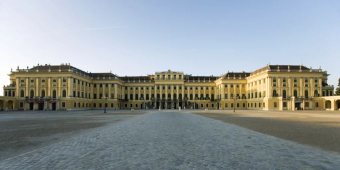 Frontansicht des Schlosses Schönbrunn in Wien. Schloss Schönbrunn Wien