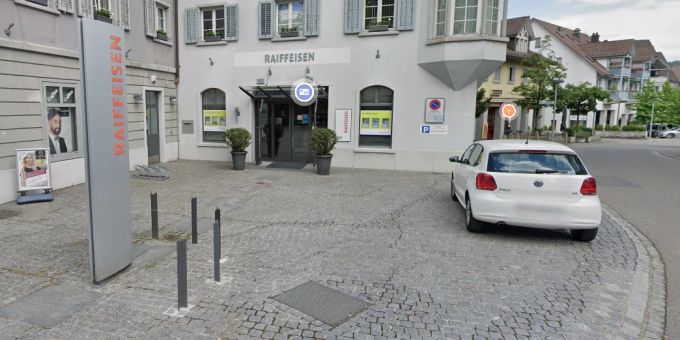 Vor der Raiffeisen-Filiale in Bülach ZH kam es zu einem Parkplatz-Streit zwischen zwei Frauen. bülach streit