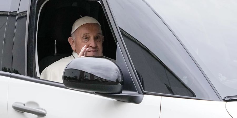 Papst Franziskus kommt am Gründonnerstag im Gefängnis Rebibbia, um mit den Häftlingen die Abendmahlsmesse zu feiern. Foto: Andrew Medichini/AP/dpa