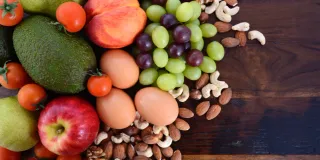 Lebensmittel Tisch Eier Nüsse Apfel Avocado Weintrauben Tomaten
