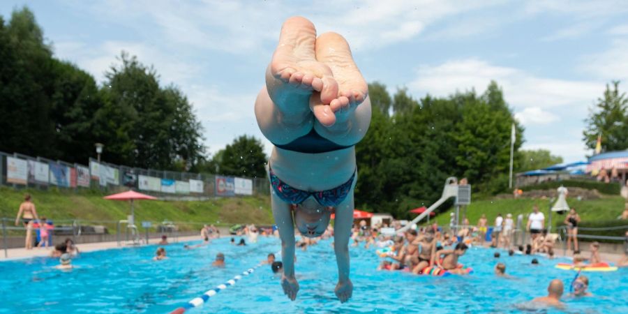 Wenn die Freibäder öffnen, müssen qualifizierte Retter am Beckenrand stehen - sonst könnten wieder Bäder teils geschlossen werden.
