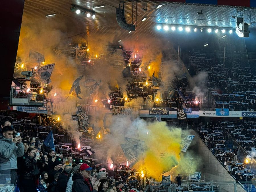 Beide Fan-Lager empfangen die Mannschaften im Klassiker mit einer Pyro-Show.