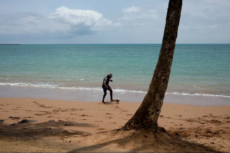 Nach einem Zwischenstopp auf einer Insel des zentralafrikanischen Inselstaates São Tomé verpassten acht Passagiere die Weiterfahrt des Schiffes.