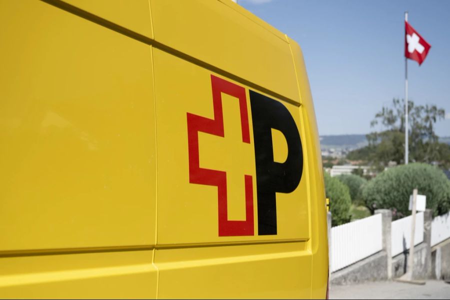 Laut einer Augenzeugin sprangen zwei Männer vom Balkon der Wohnung auf das Dach eines gelben Postautos. (Symbolbild)