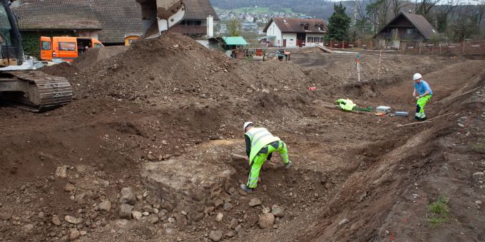 Bereits beim Voraushub kam erneut ein massives Mauerfundament zum Vorschein. Voraushub