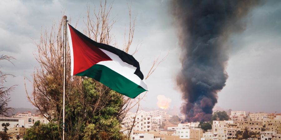 Brennendes Haus im Gazastreifen