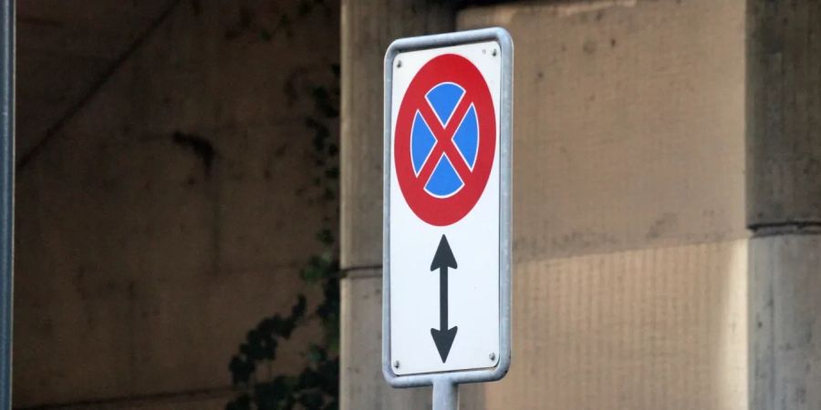Bis zu den Frühlingsferien stehen temporäre Halteverbotsschilder bei den Schulanlagen Blattenacher und Breitli.