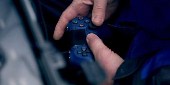 Ein Schweizer Wrackjäger mit einem Playstation-Steuergerät. Controller