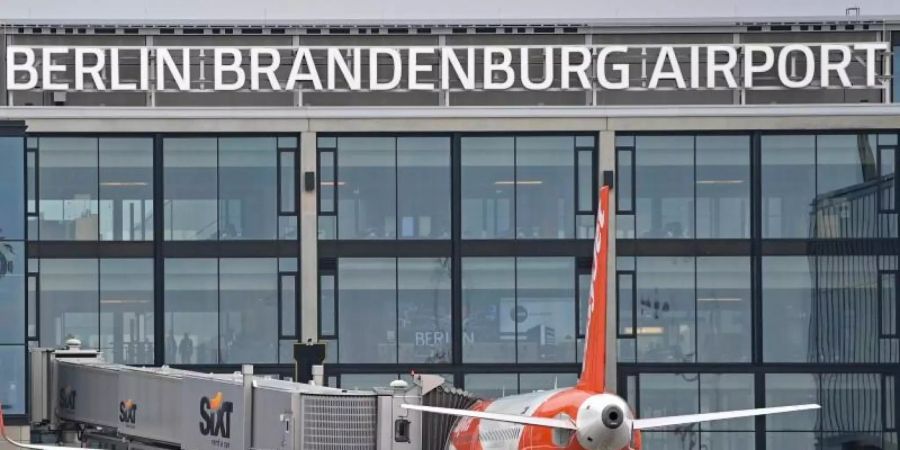 Ein Passagierflugzeug der britischen Fluggesellschaft Easyjet steht an einem Gate am Terminal 1 vom Hauptstadtflughafen Berlin Brandenburg «Willy Brandt» (BER). Foto: Patrick Pleul/dpa-Zentralbild/dpa