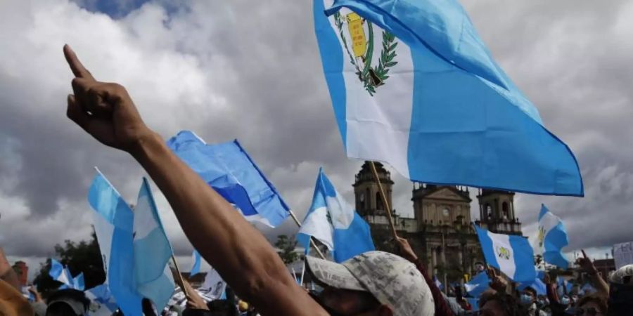 Hunderte Demonstranten protestieren in Guatemala-Stadt gegen die Regierung von Präsident Alejandro Giammattei. Foto: Moises Castillo/AP/dpa