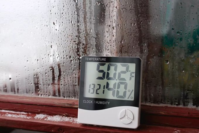 Die Luftfeuchtigkeit sollte 50 % nicht übersteigen, um die Schimmelbildung im Winter zu verhindern. Hygrometer