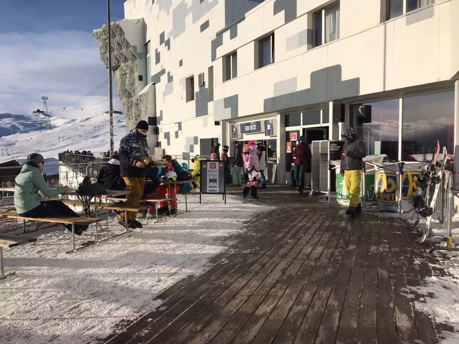 Seit Silvester dürfen die Skigäste das Essen wieder auf den Terrassen essen.