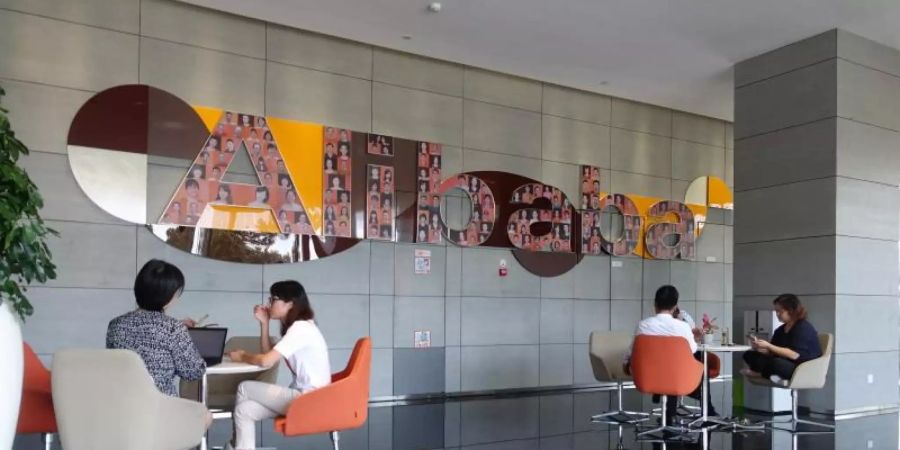 Mitarbeiter sitzen in einem Foyer der Firmenzentrale von Alibaba in Hangzhou. Foto: Andre Klohn/dpa