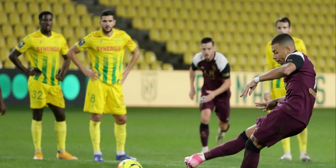 Kylian Mbappe (r) trifft gegen den FC Nantes. Ligue 1