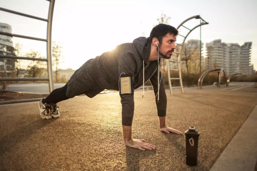 Mann macht Push-Ups