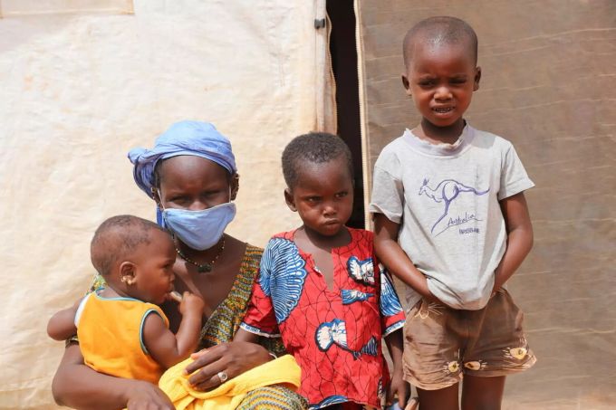 So gut wie kein afrikanisches Land hat bisher auch nur annähernd genügend Impfdosen erhalten. Afrikanische Frau mit Kindern