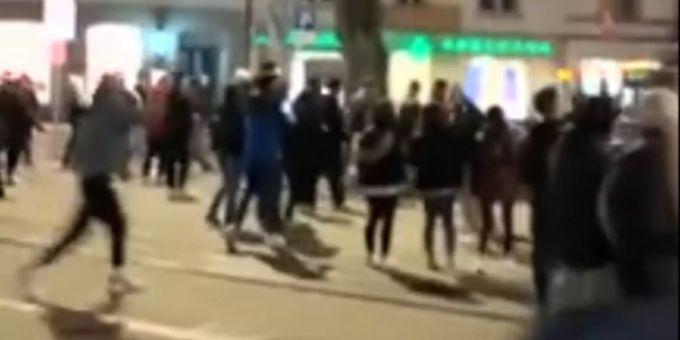 Bei mehreren Streitereien beim Sechseläutenplatz in Zürich wurde am Samstagabend ein Mann mit einer Stichwaffe verletzt. Zürich
