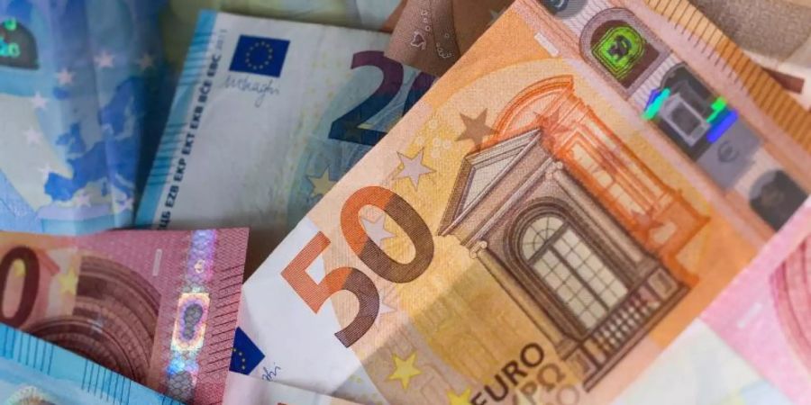 Geld ausgeben scheint in der Corona-Krise gar nicht so einfach: Menschen in Deutschland haben so viel Vermögen angespart wie noch nie. Foto: Monika Skolimowska/dpa-Zentralbild/dpa