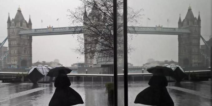 Eine Frau läuft in London in Richtung Tower Bridge. (Symbolbild) Virus Outbreak Europe Lockdowns