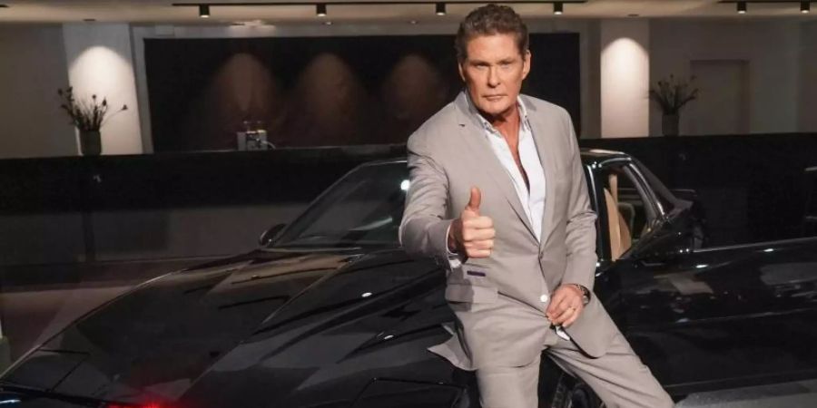 Der US-Sänger und Schauspieler David Hasselhoff vor dem legendären Sportwagen K.I.T.T. aus der Serie «Knight Rider». Foto: Jörg Carstensen/dpa