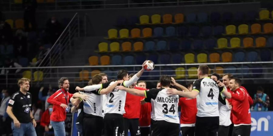 Die Schweizer Handballer feiern den Sieg gegen Österreich. Foto: Hazem Ismail/Xinhua/dpa