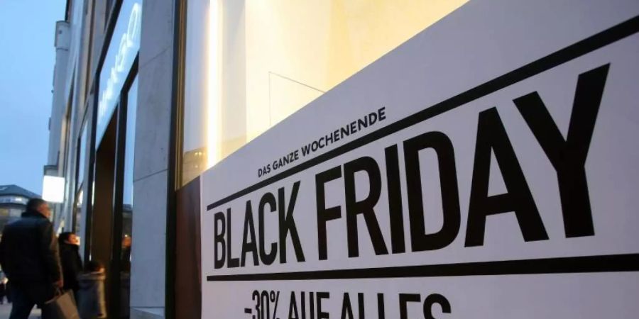 In diesem Jahr plant gerade einmal die Hälfte der Verbraucher, am Black Friday auf Schnäppchenjagd zu gehen. Foto: Bodo Marks/dpa