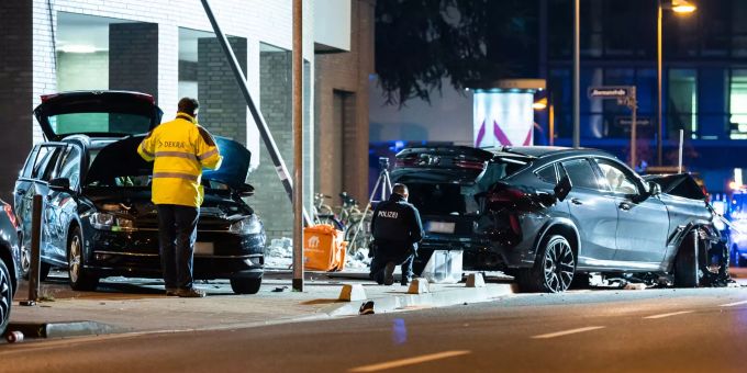 Zwei zerstörte PKW stehen nach einem Unfall im Frankfurter Ostend. Bei einer tödlichen Kollision in Frankfurt/Main hat ein SUV (r) mehrere Menschen erfasst. Zwei davon seien an ihren Verletzungen gestorben, wie ein Polizeisprecher am Samstagabend sagte. Pkw Unfall Frankfurt/Main