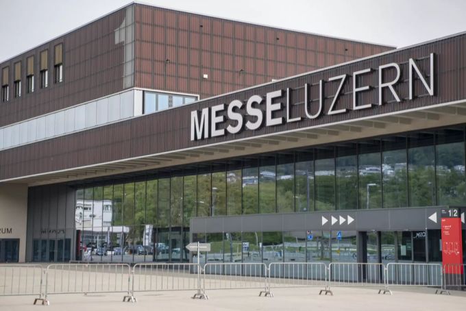 In der Messe Luzern entsteht das Haupt-Impfzentrum, welches zunächst als Bezugsort für die Impfungen dient, später wird dort die Bevölkerung geimpft. Coronavirus Impfung