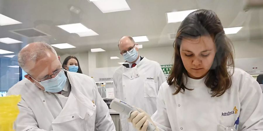 Australian Prime Minister Scott Morrison tours the Astra Zeneca laboratories in Macquarie Park, Sydney, Wednesday, August 19, 2020. The Australian government has signed a deal with AstraZeneca for the supply of a COVID-19 vaccine. (AAP Image/Pool, Nick Moir) NO ARCHIVING