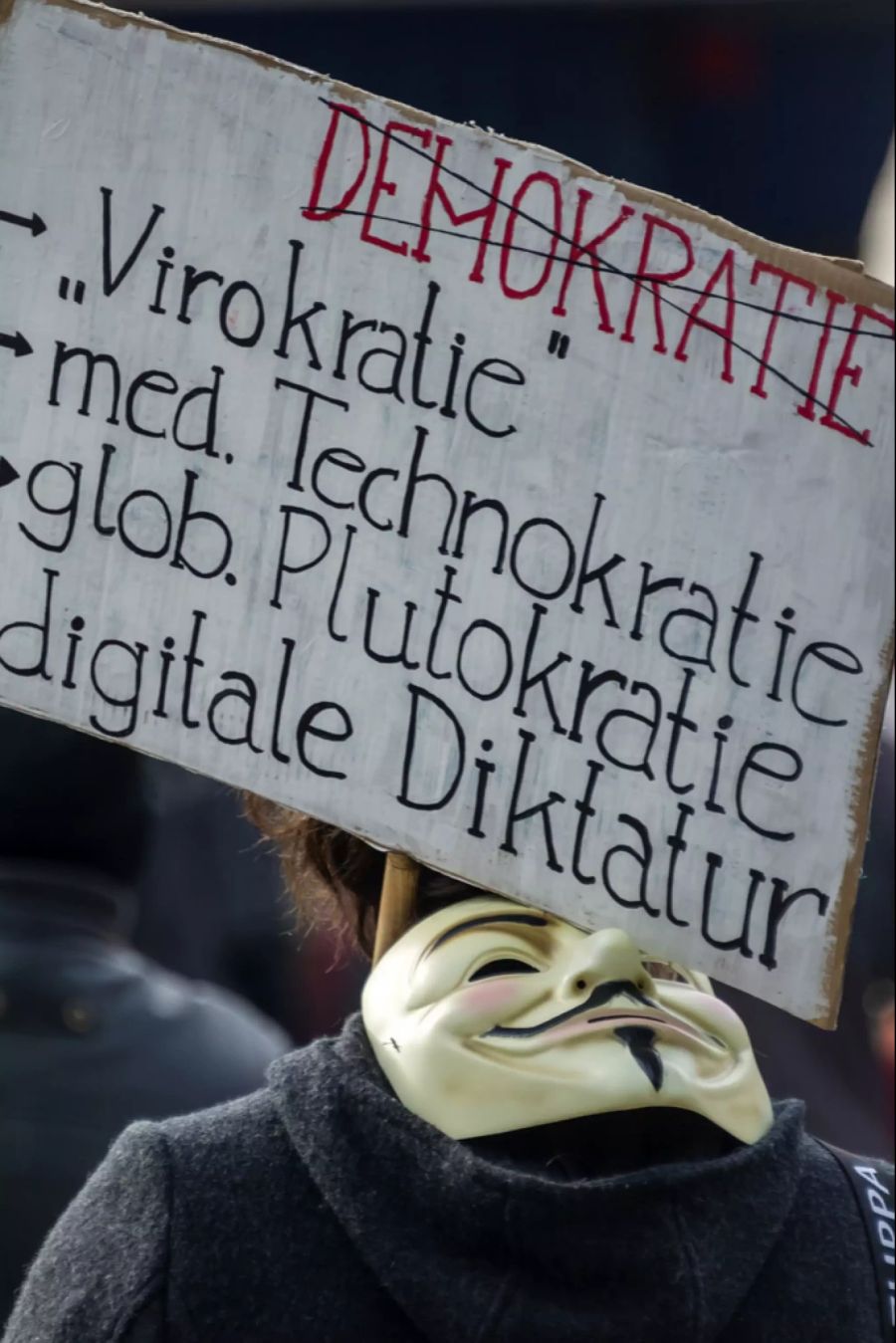 Auch mit sogenannten Dali-Masken wird gegen die «Virokratie» protestiert.