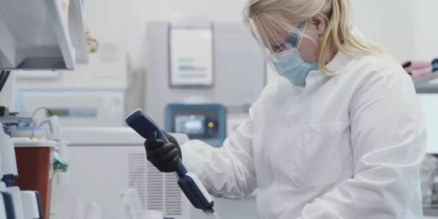 Die Schlagzeilen stimmen zuversichtlich: 90 Prozent oder mehr Schutz vor einer Erkrankung sollen die Corona-Impfstoffkandidaten von Moderna und Biontech/Pfizer bieten, ein Vakzin des britisch-schwedische Pharmakonzerns AstraZeneca vermeldet rund 70 Prozent Wirksamkeit. Foto: Moderna/PA Media/dpa