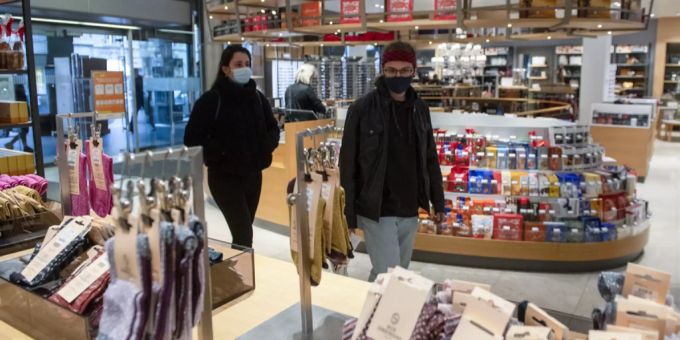 Kunden mit Schutzmasken beim Einkaufen im Kaufhaus Loeb in Bern am Montag, 12. Oktober 2020. (Symbolbild) Läden Bern