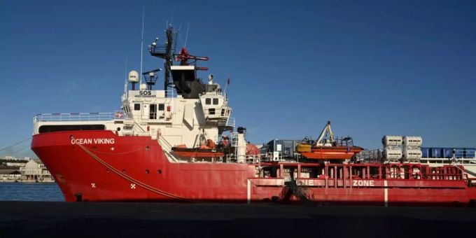 Das Rettungsschiffs «Ocean Viking» liegt im Hafen von Marseille vor Anker. Foto: Nicolas Tucat/AFP/dpa Das Rettungsschiffs «Ocean Viking» liegt im Hafen von Marseille vor Anker. Foto: Nicolas Tucat/AFP/dpa