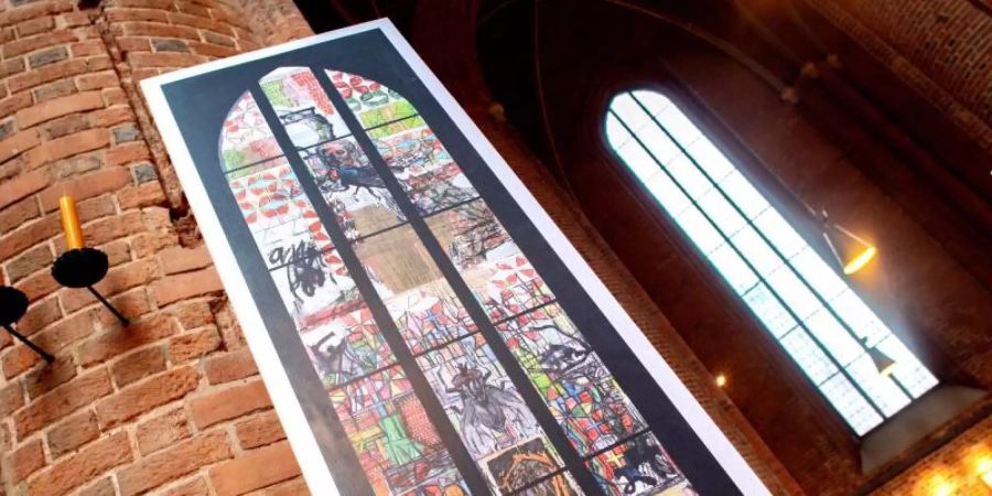 Ein Abbild des von Markus Lüpertz entworfenen Kirchenfensters zum Thema Reformation in der Marktkirche. Foto: Hauke-Christian Dittrich/dpa