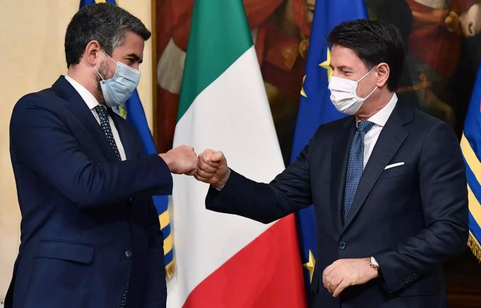 Der frühere Staatssekretär unter der Präsidentschaft des Ministerrates, Riccardo Fraccaro (L), und der scheidende Premierminister Giuseppe Conte während der Übergabezeremonie im Chigi-Palast in Rom. Italian government sworn in
