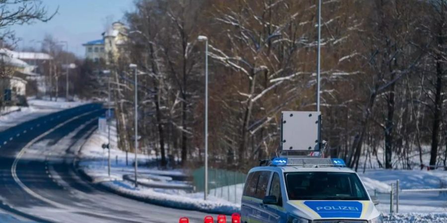 Ein Einsatzfahrzeug der Bundespolizei steht an der bayerisch-tschechischen Grenze bei Schirnding. Foto: Nicolas Armer/dpa