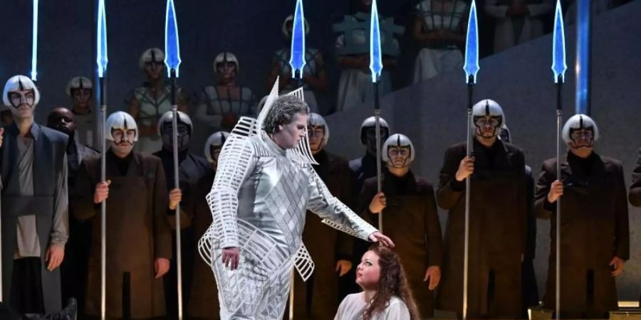 Solisten und Opernchor proben im Februar 2020 eine Szene aus Richard Wagners Oper «Lohengrin» am Theater Erfurt. Foto: Martin Schutt/dpa